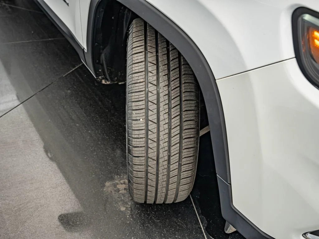 Used 2019 Bright White Clearcoat Jeep Limited image 41