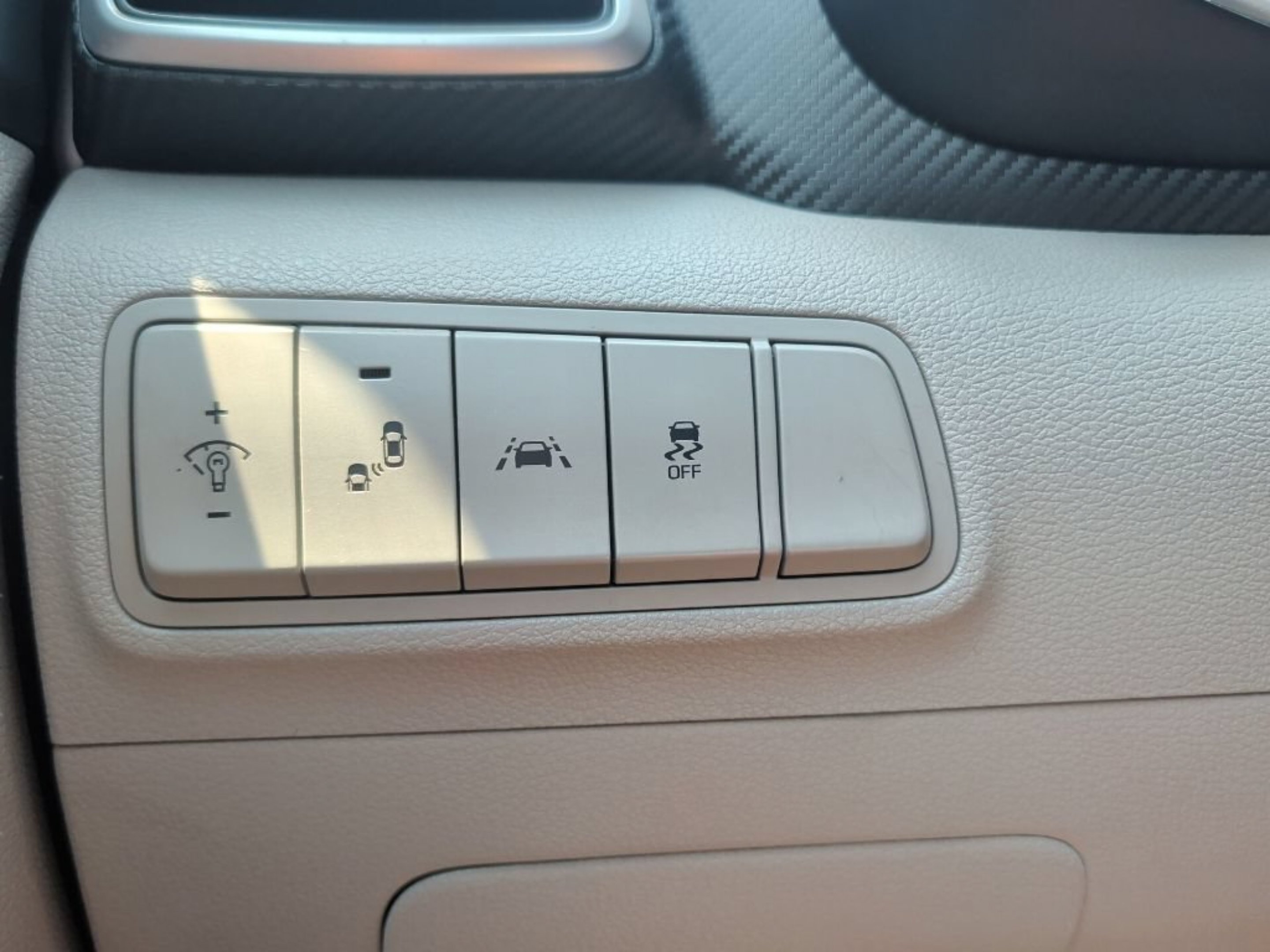 Used 2020 Winter White Hyundai Value image 28