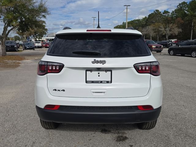 New 2026 Bright White Clear-Coat Exterior Paint Jeep Latitude image 5