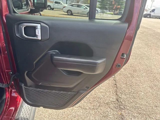 Used 2021  Jeep Sport image 21