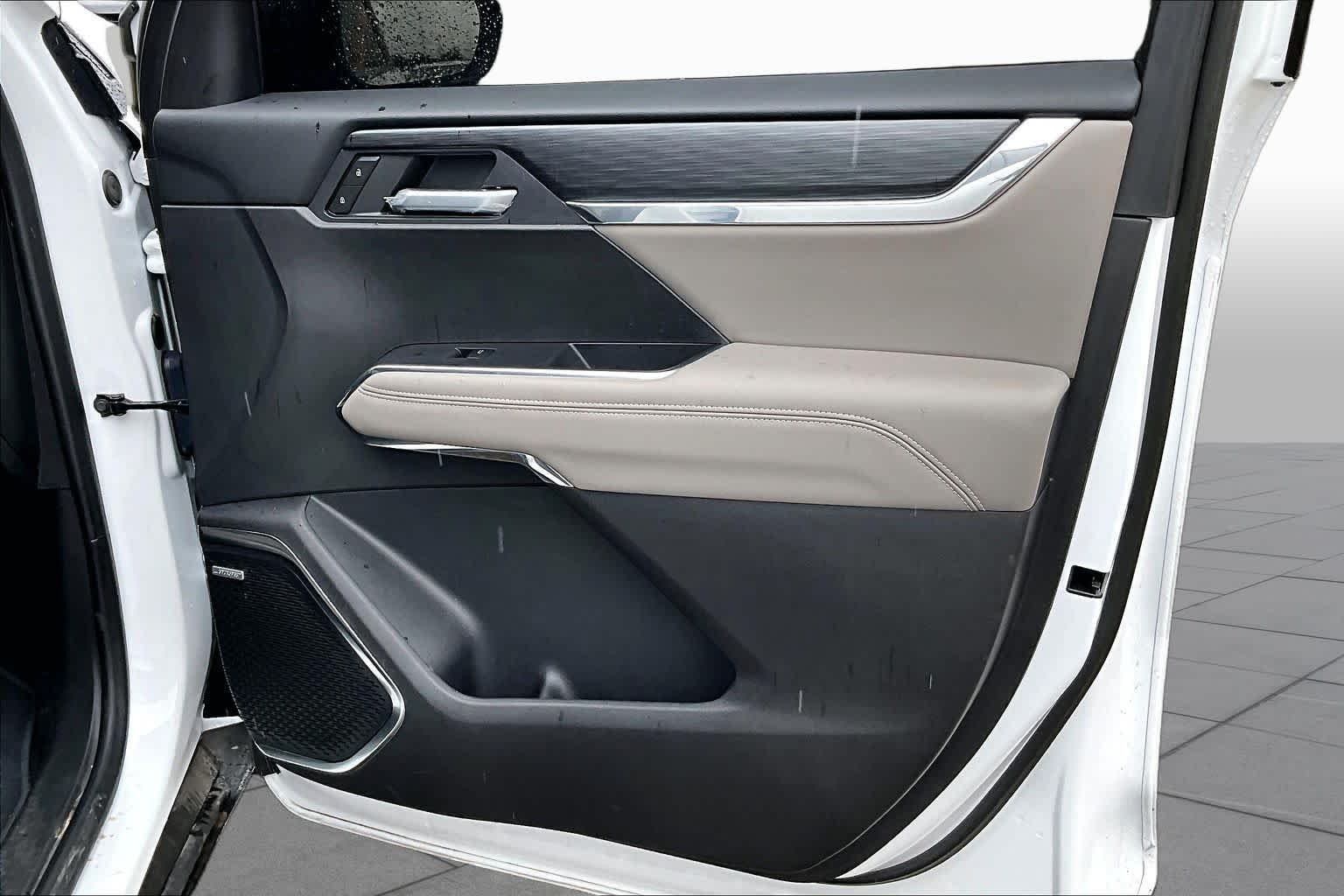 Used 2025 Summit White GMC FWD Elevation image 20
