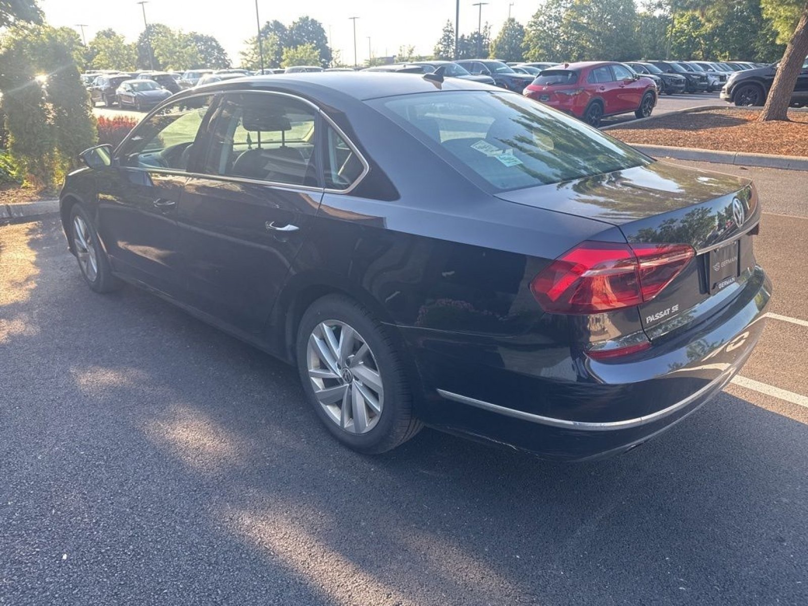 Used 2018 Deep Black Pearl Metallic Volkswagen 2.0T SE image 4