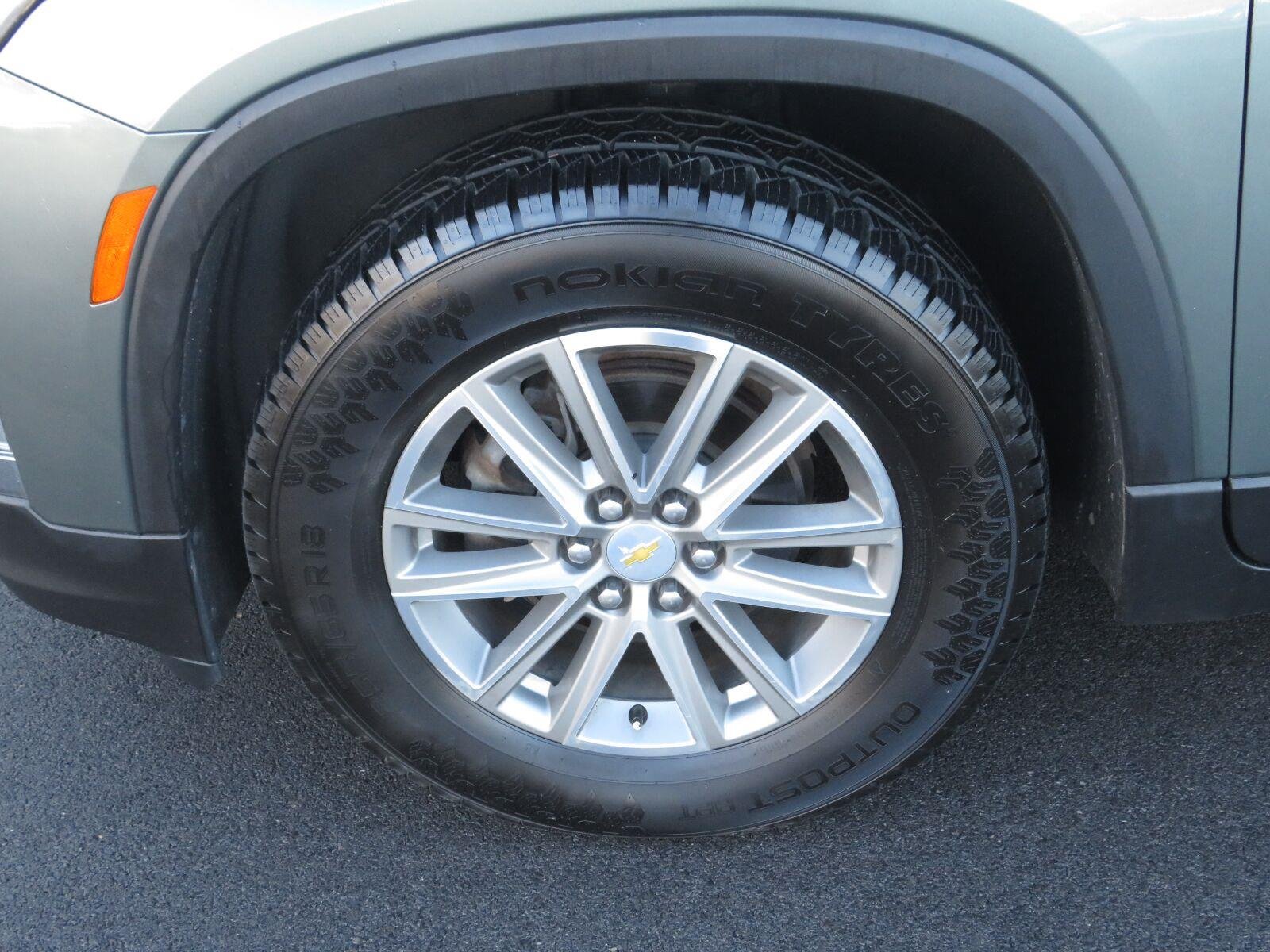 Used 2023 Silver Sage Metallic Chevrolet LT Cloth image 19