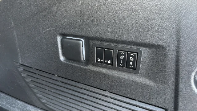 Used 2022 BLACK Chevrolet Z71 image 36