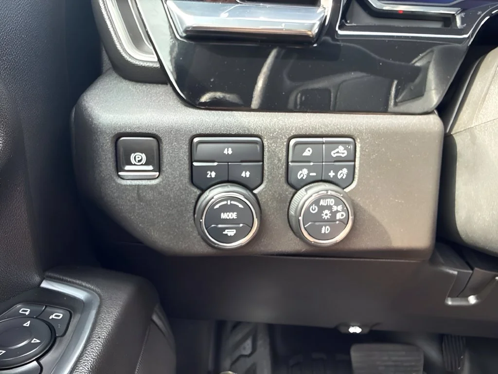 Used 2025 White Chevrolet LT image 21