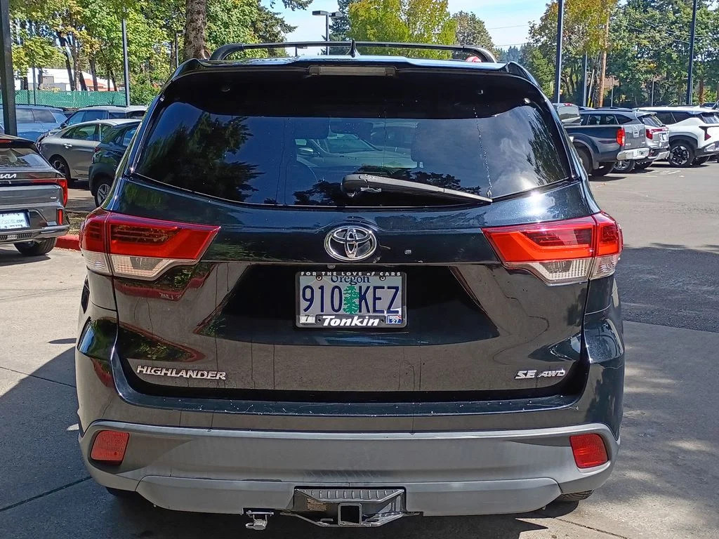 Used 2017 Midnight Black Metallic Toyota SE image 5