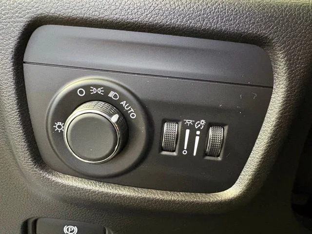 Used 2023 White/off-white Jeep Altitude image 25
