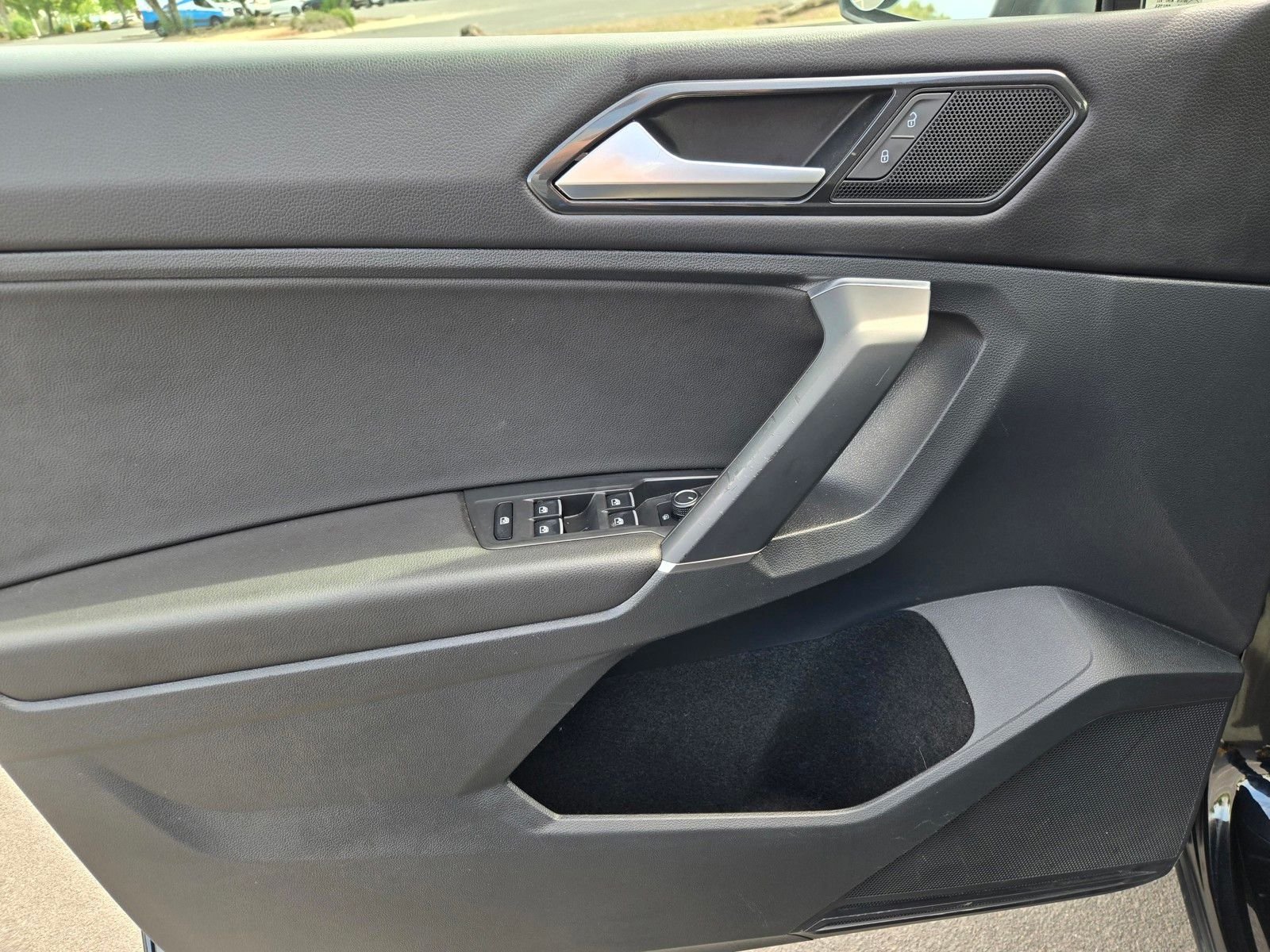 2018 Volkswagen Tiguan 2.0T SEL photo 5