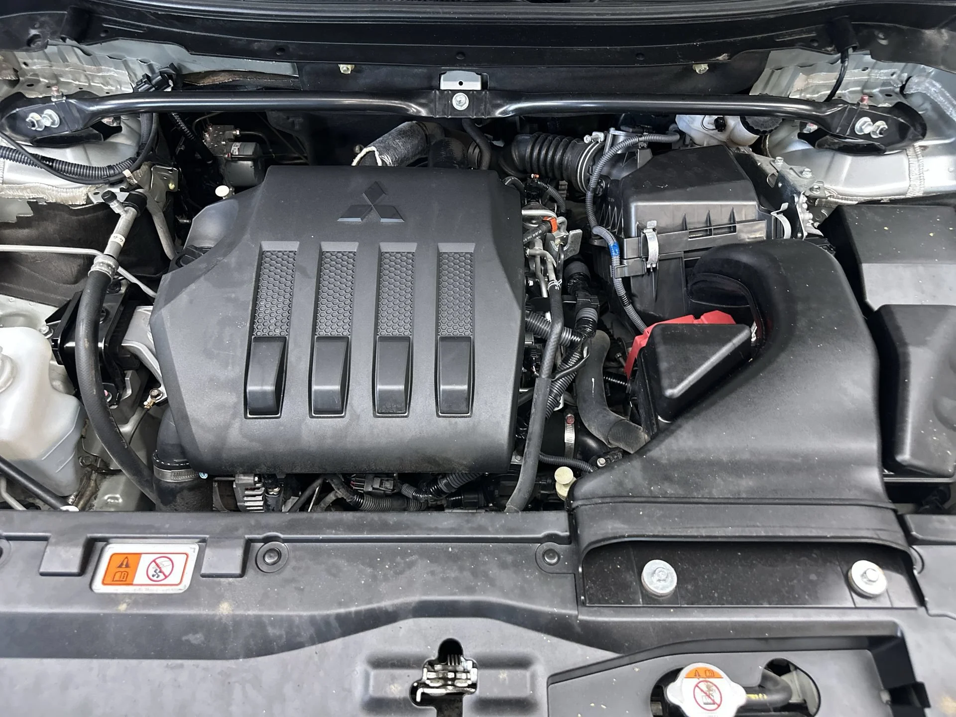 Used 2022 White Diamond Mitsubishi LE image 27