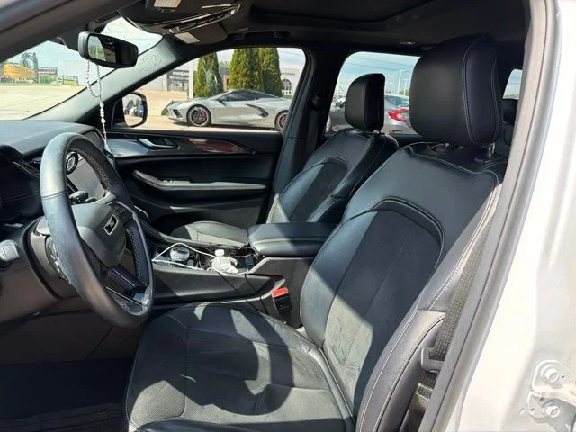 Used 2022 White Jeep Altitude image 12