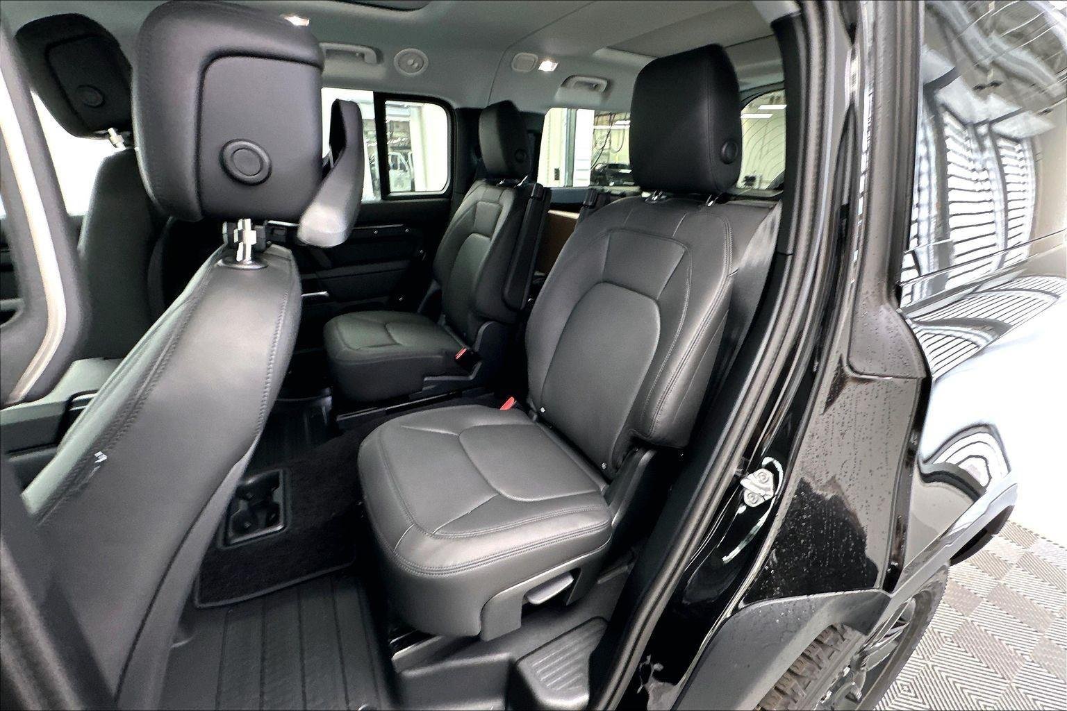 New 2026 Santorini Black Metallic Land Rover S image 28