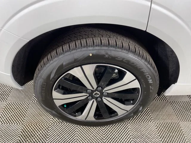 2025 Volvo XC60 Plus - Photo 10