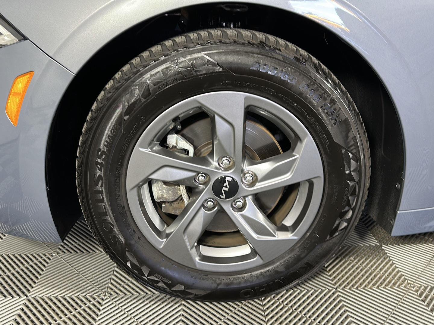 Used 2023 Everlasting Silver Kia LXS image 8