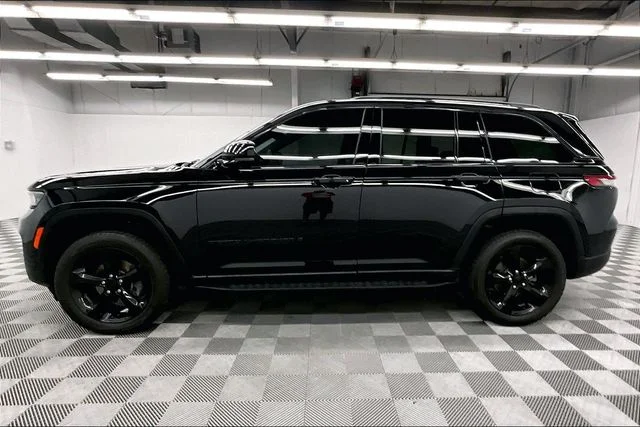Used 2023 Diamond Black Crystal Pearlcoat Jeep Altitude X image 14