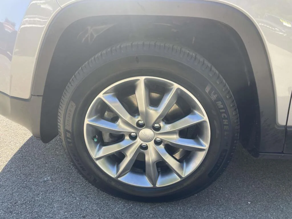 Used 2018 Billet Silver Metallic Clearcoat Jeep Limited image 14