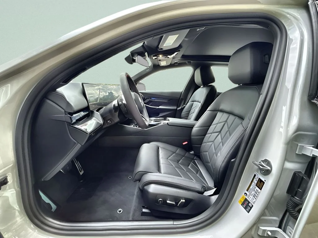 2025 BMW i5 M60 - Photo 15
