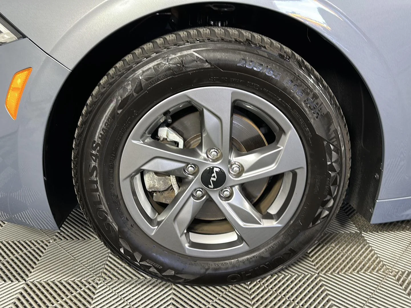Used 2023 Everlasting Silver Kia LXS image 8