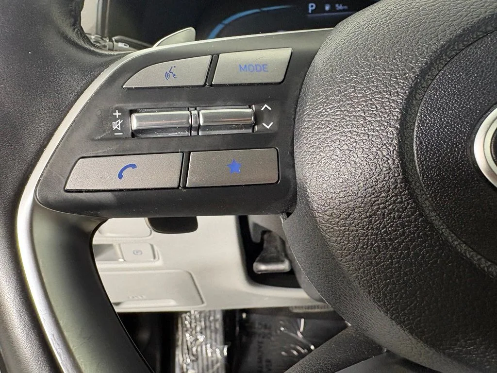 Used 2025 White Hyundai SEL image 25