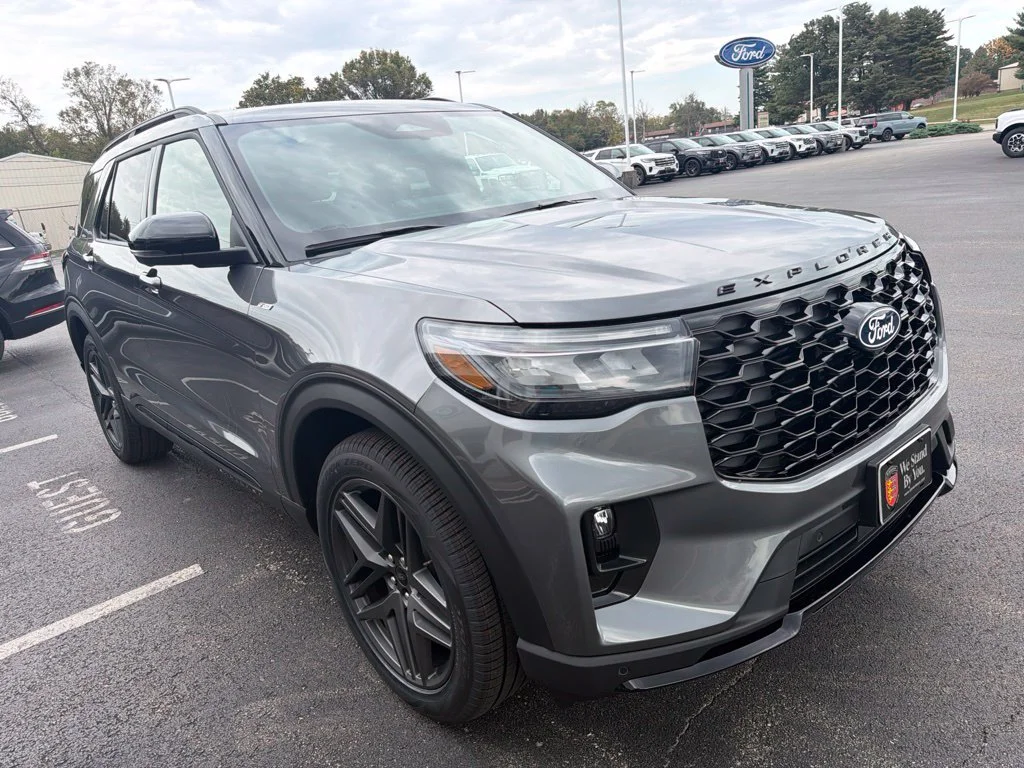 New 2027 Carbonized Gray Metallic Ford ST-Line image 7