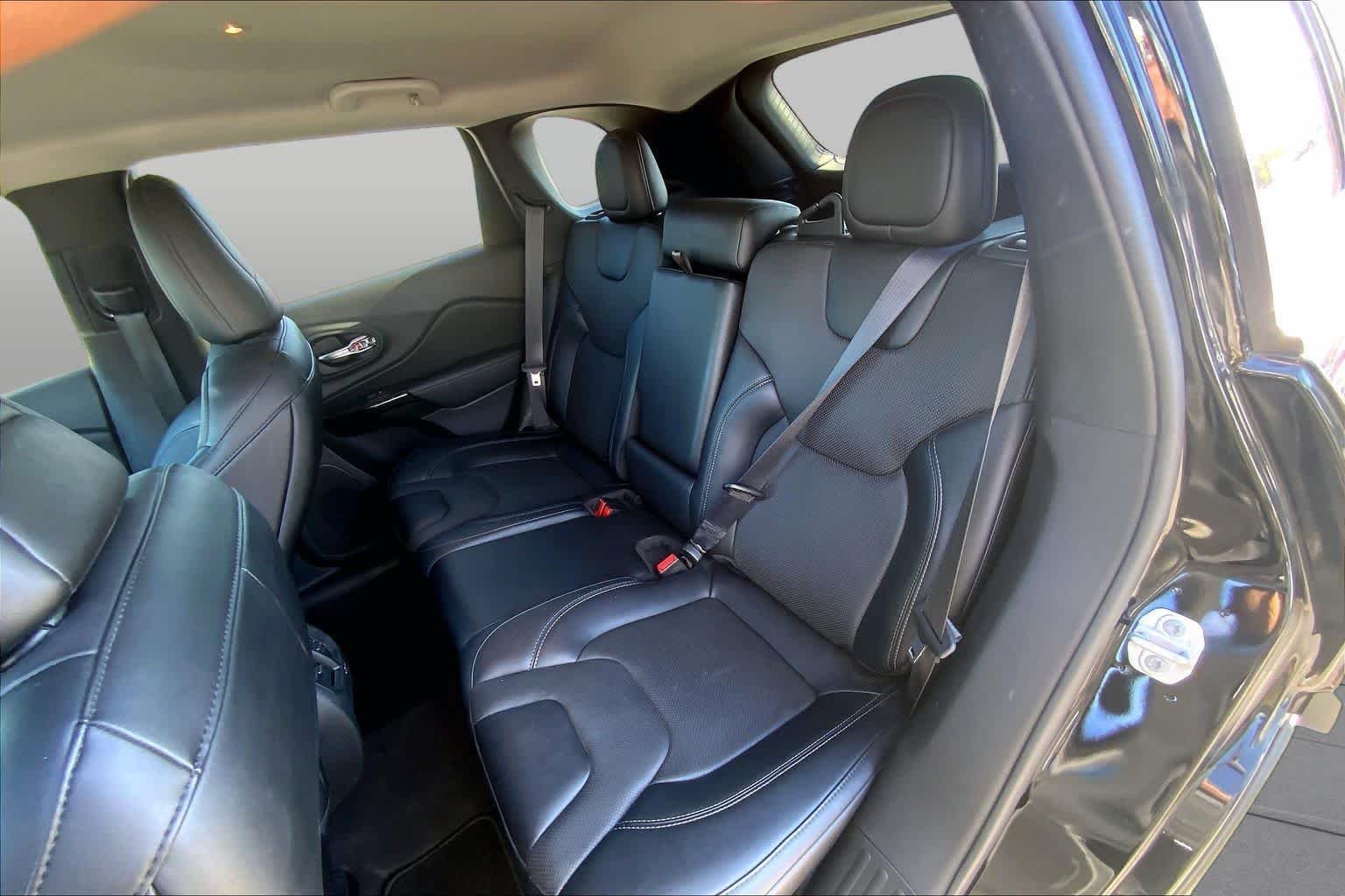 Used 2023 Diamond Black Crystal Pearlcoat Jeep Altitude Lux image 18