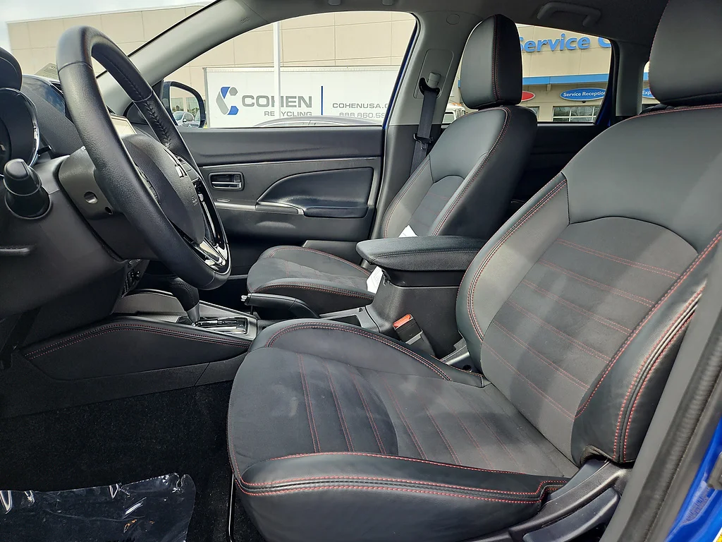Used 2026 Octane Blue Metallic Mitsubishi SE image 17