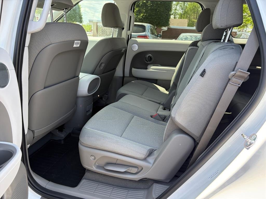 New 2026 Creamy White Pearl Wc9 Hyundai SE image 27