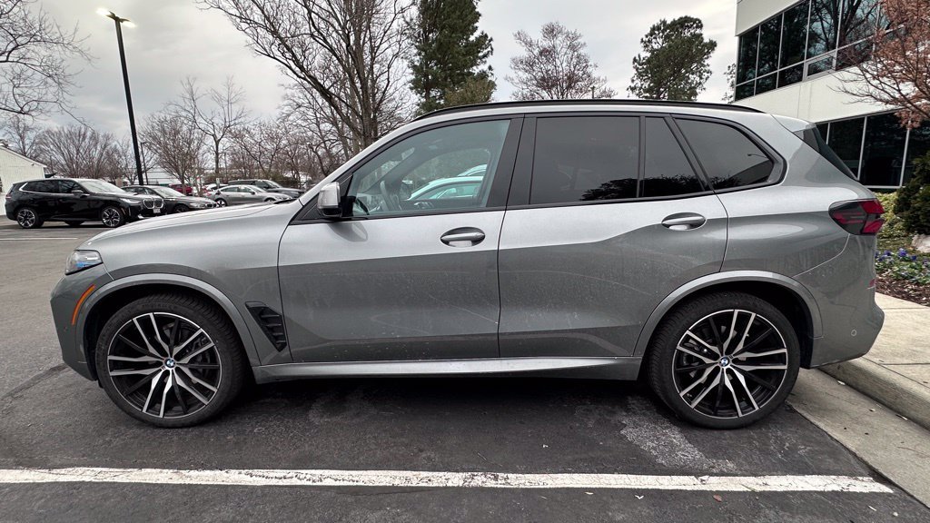 Used 2026 Skyscraper Grey Metallic BMW xDrive40i image 12