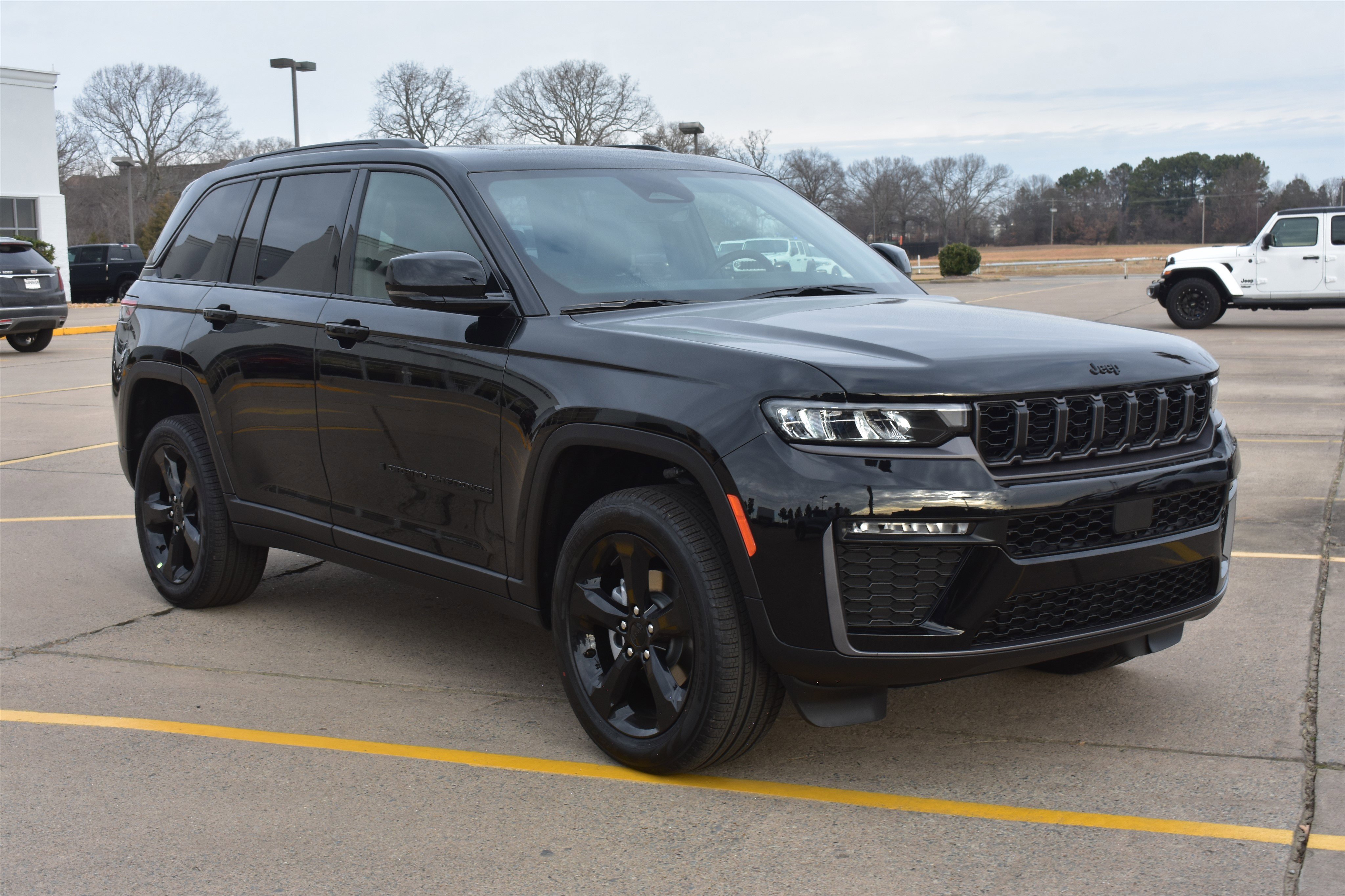 New 2026 Diamond Black Crystal Pearl-Coat Exterior Paint Jeep Limited image 3