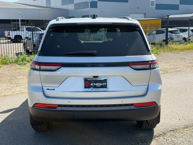 New 2026 Silver Zynith Exterior Paint Jeep Altitude image 7