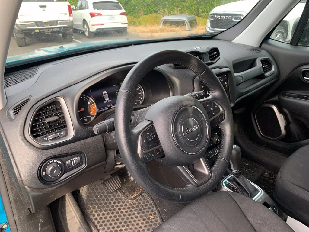 Used 2022 Bikini Metallic Clearcoat Jeep Latitude image 11