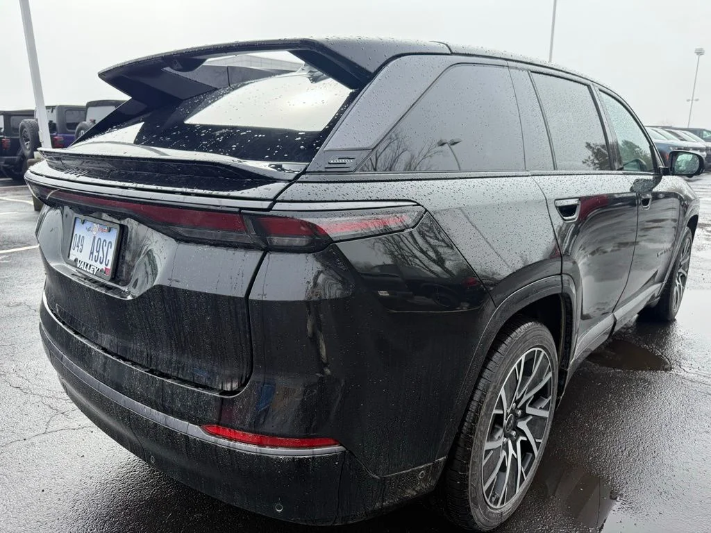 New 2025 Diamond Black Crystal Pearl-Coat Exterior Paint Jeep Limited image 3