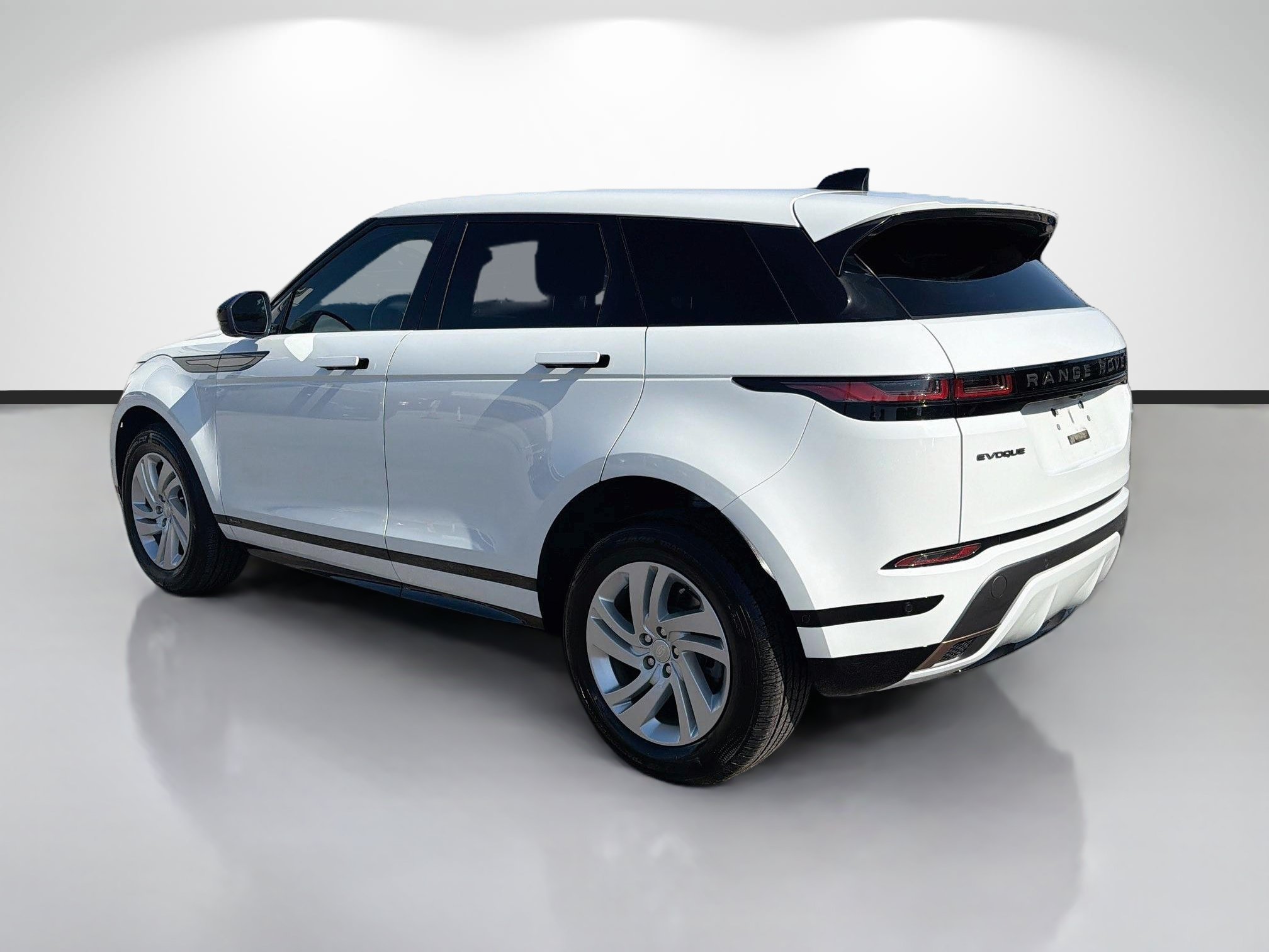 Used 2021 Fuji White Land Rover R-Dynamic S image 5