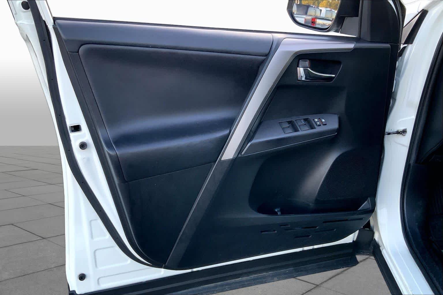 Used 2018 Super White Toyota XLE image 21