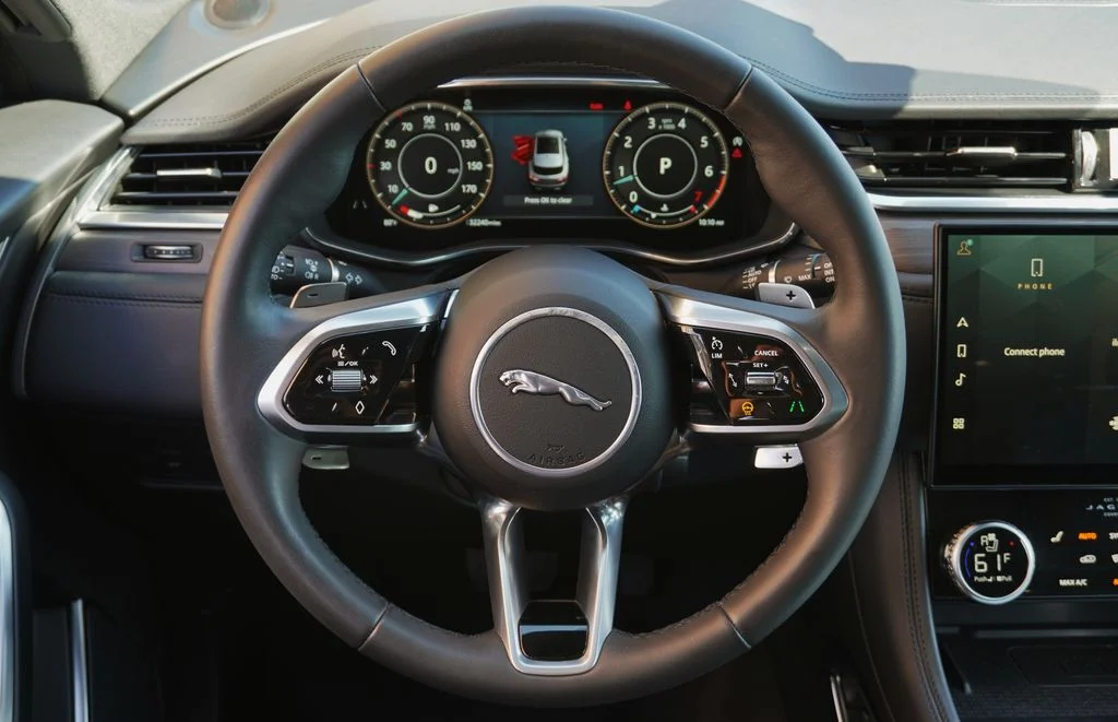 Used 2023  Jaguar P250 S image 16