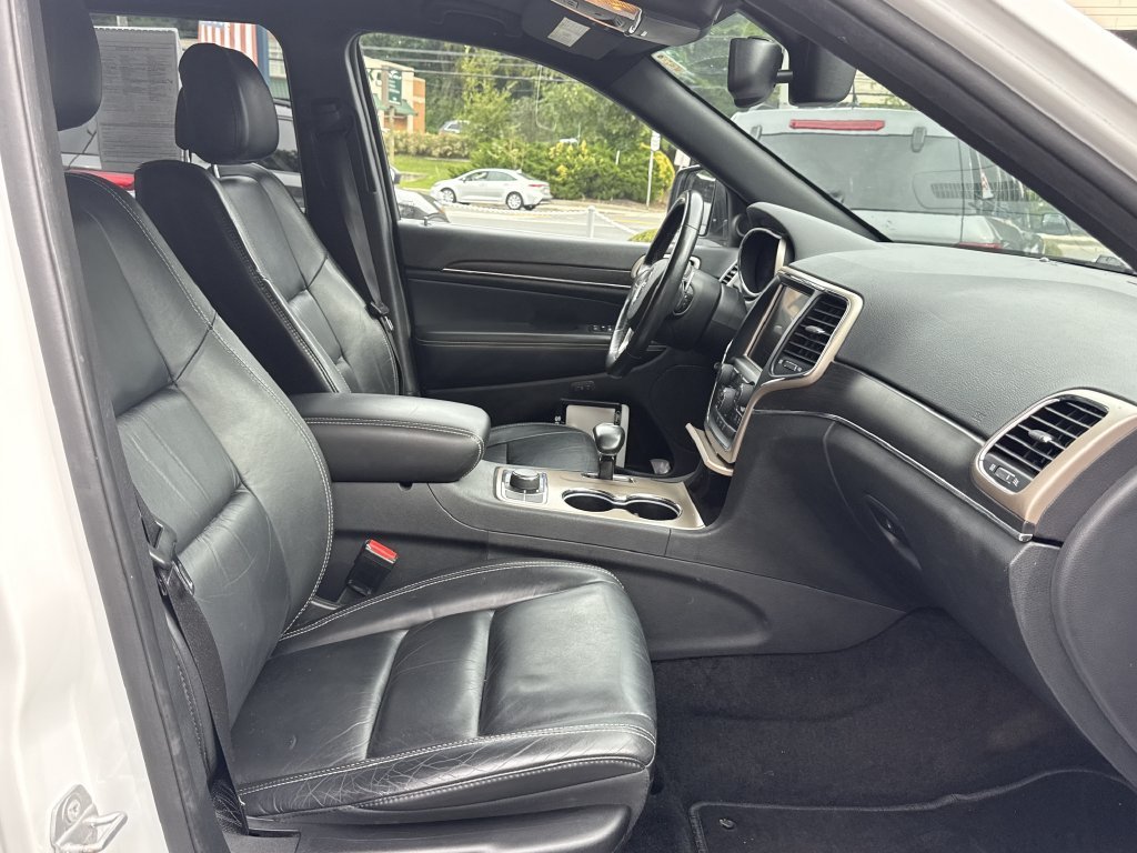 Used 2015 White Jeep Limited image 27