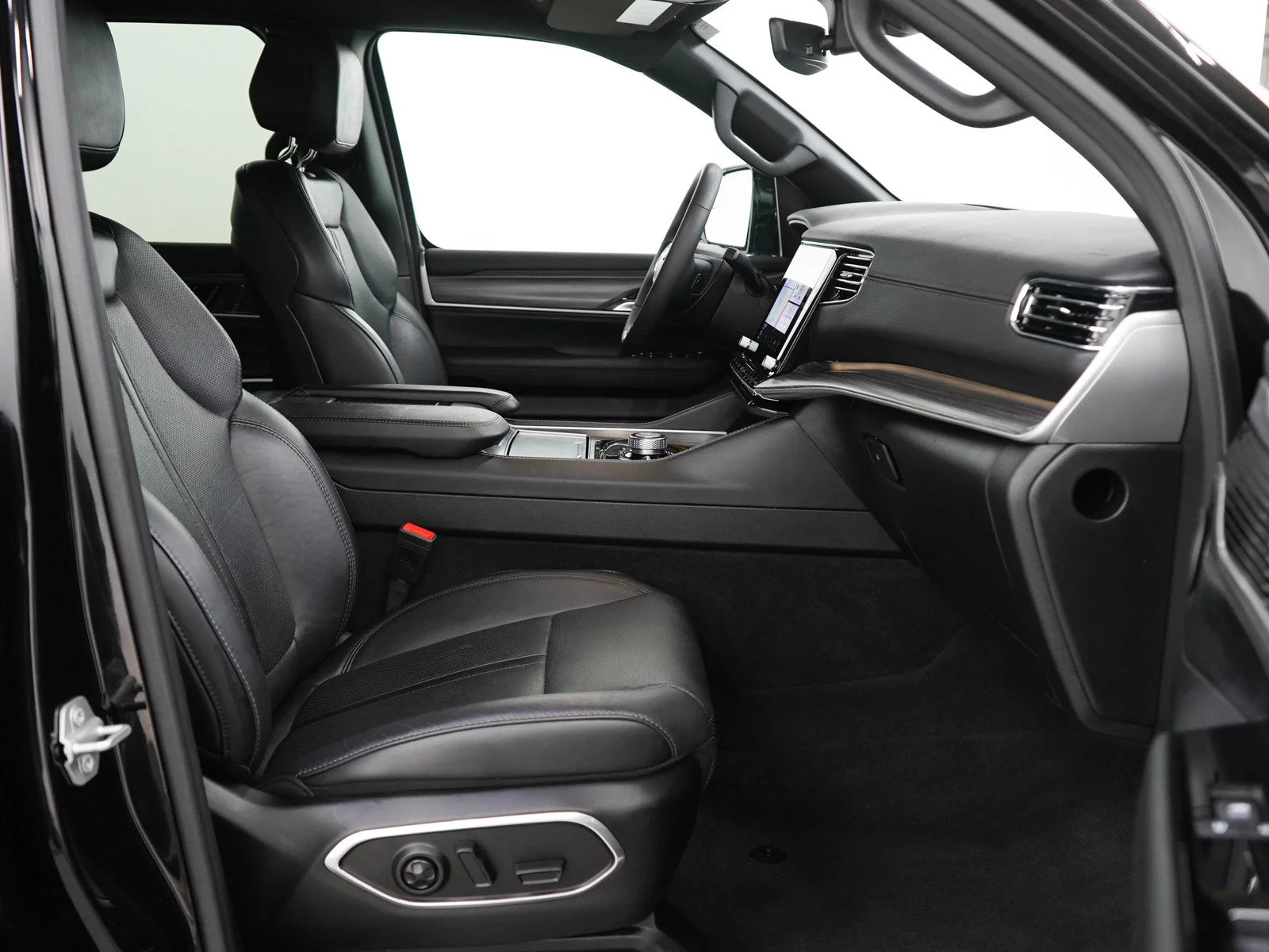 Used 2024 Diamond Black Crystal Pearlcoat Jeep Series III image 11