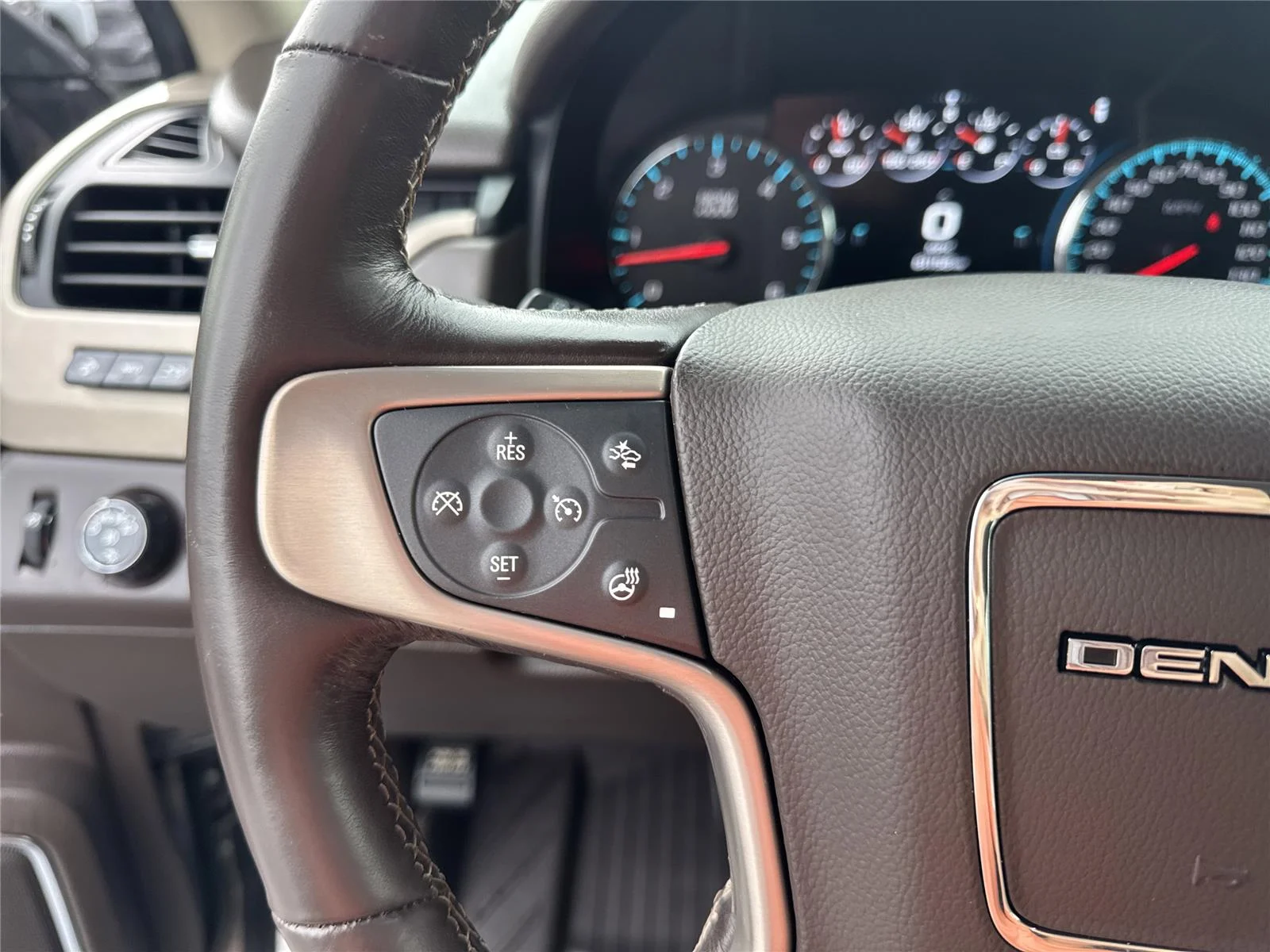 Used 2019 PEPPERDUST METALLIC GMC Denali image 23