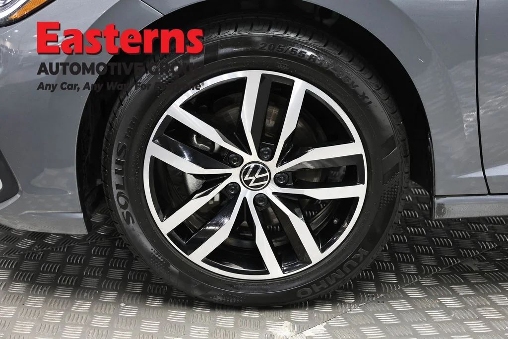 Used 2025 Gray Volkswagen 1.5T SE image 31