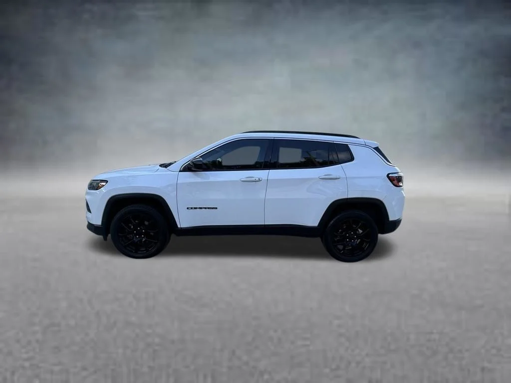 Certified Used 2022 White Jeep Latitude Lux image 4