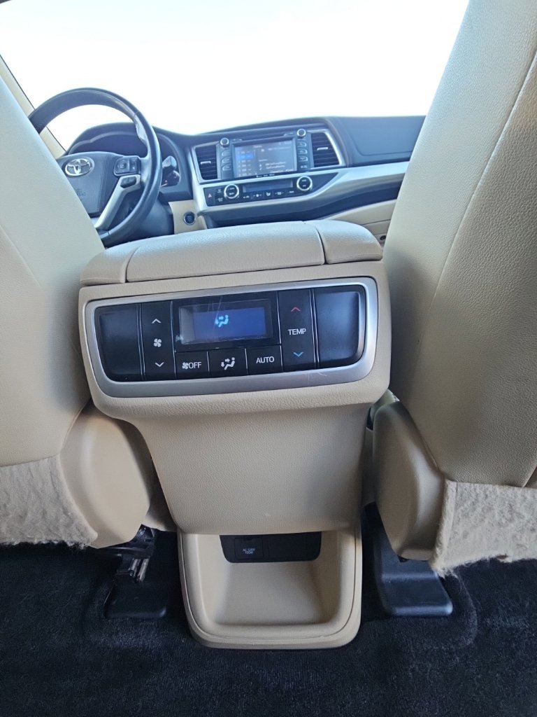 Used 2017 White Toyota XLE image 22