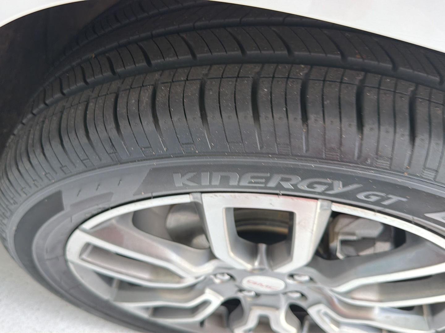 Used 2024 White Frost Tricoat GMC Denali image 44