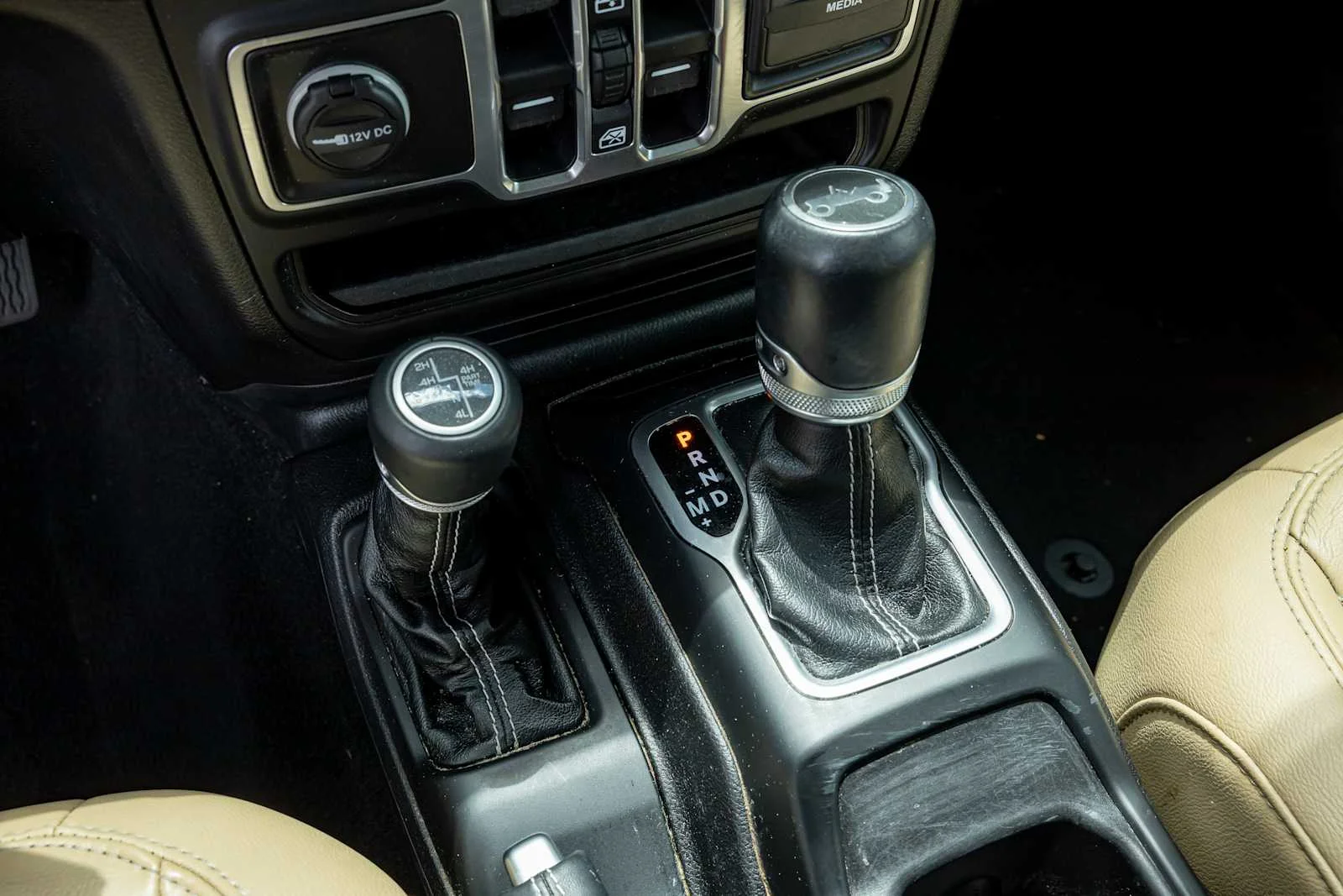 Used 2018 Bright White Clearcoat Jeep Sahara image 21