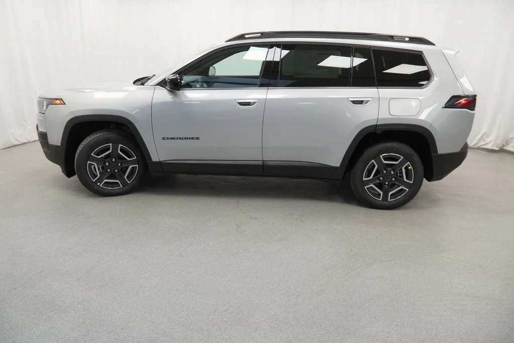 New 2026 Silver Zynith Clear-Coat Exterior Paint Jeep Laredo image 14