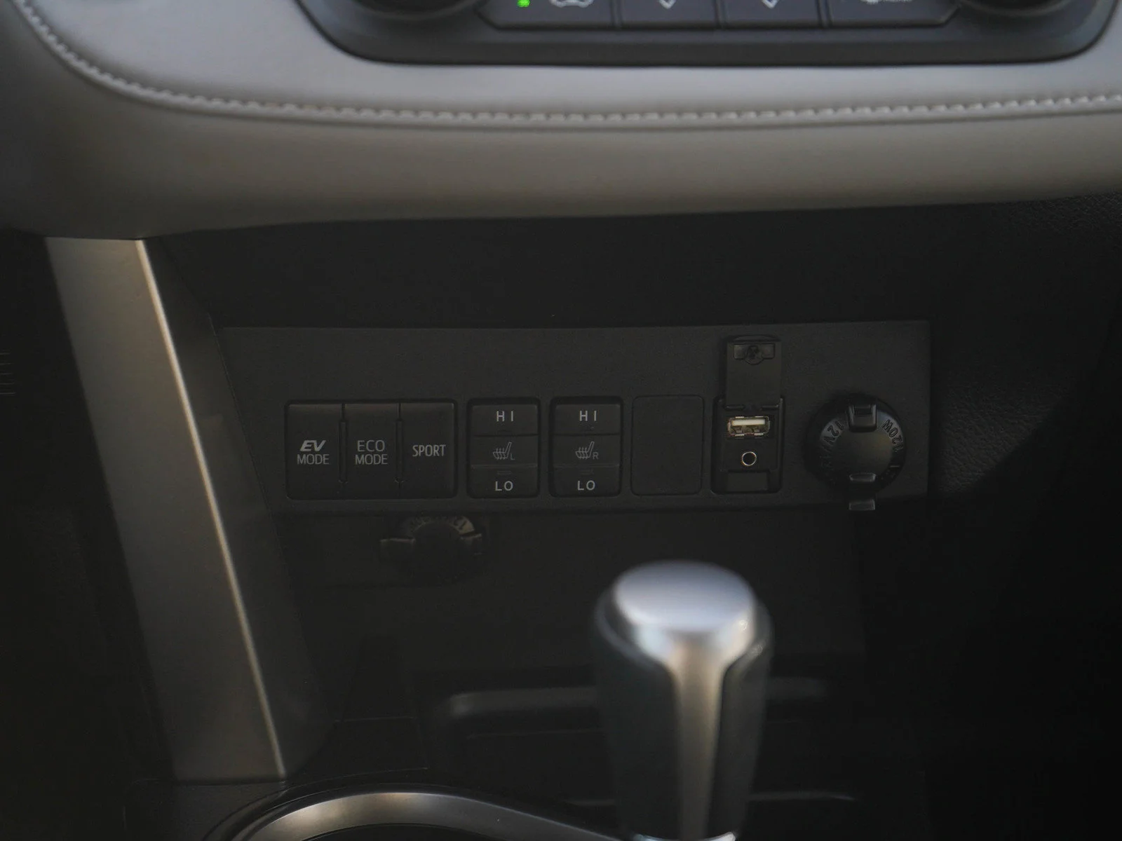 Used 2018 White Toyota 4D WAGON HYBRID LIMITED image 19