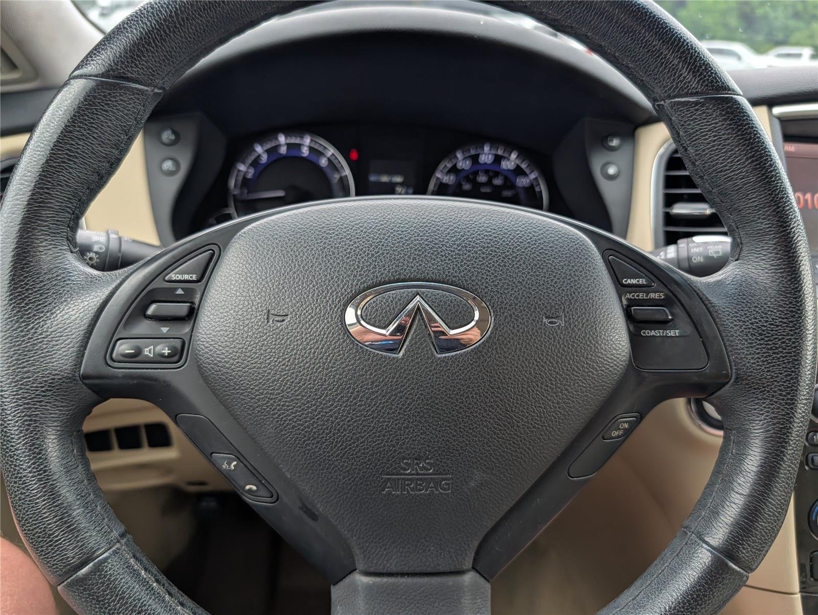 Used 2017 Majestic White INFINITI RWD image 22