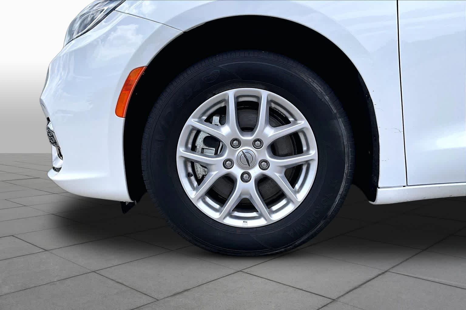 Used 2024 Bright White Clearcoat Chrysler Touring L image 9