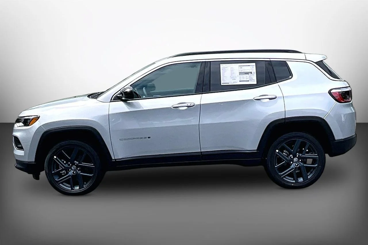 New 2026 Silver Zynith Metallic Clearcoat Jeep Latitude image 5
