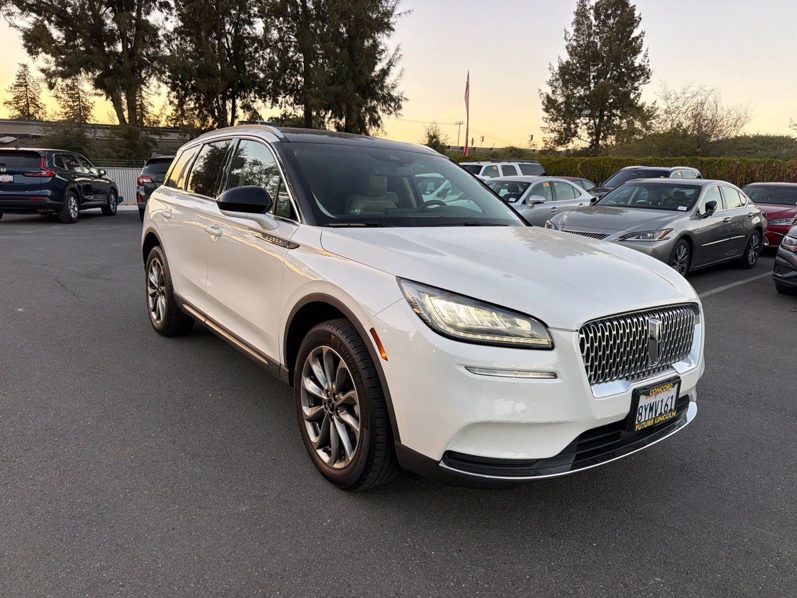 Used 2021 Pristine White Lincoln Standard image 2