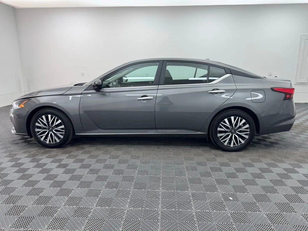 Used 2025 Gun Metallic Nissan 2.5 SV image 9
