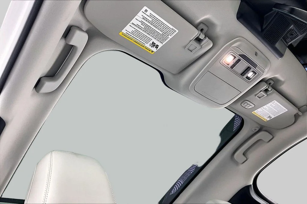 Used 2025 White Metallic Ford Premium image 22